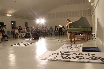 1日、三条東公民館で開かれた書アートとヨーロッパ宮廷音楽の出会い「書と音のとびら」