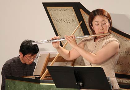左がチェンバロの八百板さん、右がフルートの松井さん