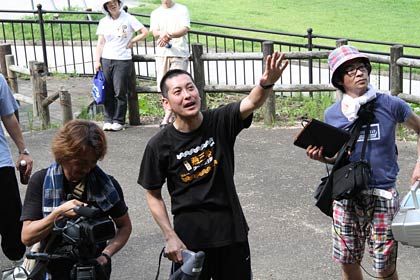 前列の左から撮影の小林さん、監督の燕三条ラーメン王国代表梨本さん、「カレーラーメンの歌」を歌う矢代さん