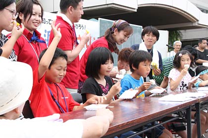 福島県南相馬市で毎夏恒例のアイスまんじゅう早食い大会の三条大会