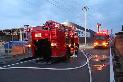ホームセンタームサシ三条店前に集結した三条市消防本部のポンプ車