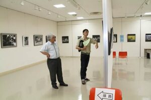 PHOTO風音が初めて捧武さん不在のグループ展「捧武を偲ぶ」、会員と来場者で捧さんを追悼
