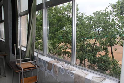 燕中等教育学校、真ん中が割れてすでに元通りになったガラス、窓下の雑巾が教室に入った雨をふき掃除したなごり