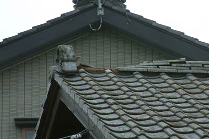 画面中央の屋根の頂点部分の瓦がはがれたのがわかる