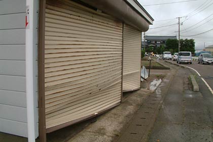 強風でひん曲がった三貫地地内の車庫のシャッター