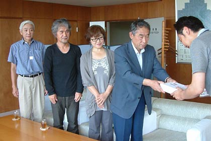 東日本大震災義援金28万円余りを国定三条市長に手渡す三条クラフトフェア実行委員会