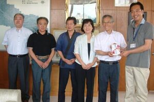 国定三条市長に81万円余りの善意を手渡す三条飲食店組合の岩城組合長ら