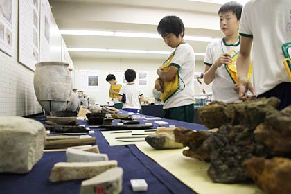 7日から燕市中央公民館で開かれている平成23年燕市遺跡展「いにしえの燕ー市内の遺跡をめぐるー」