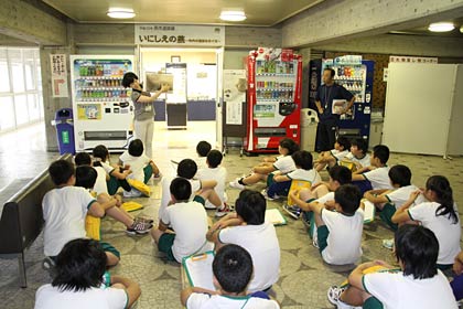  調査担当者の説明を聞く吉田北小6年生