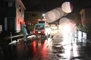 燕市内で交通違反の軽自動車がパトカーに停止を求められて逃走、縁石に乗り上げて男性が意識不明の重体、同乗していたと思われる人の行方を捜索
