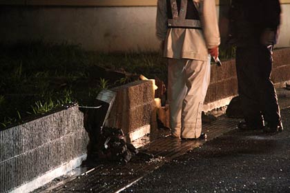 軽自動車が突っ込んで壊れたと思われる角の家の塀