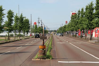 軽自動車が不審な運転をしているのを見つけたパチンコマルハン燕三条店付近、ここから写真奥へ向かって軽自動車が逃走