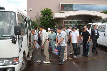 バスに乗り込むボランティア