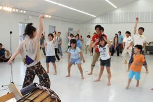 10日開かれた三条青色申告会青年部の7月例会「アフリカンライブ+ダンス体験