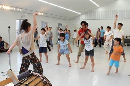 10日開かれた三条青色申告会青年部の7月例会「アフリカンライブ＋ダンス体験