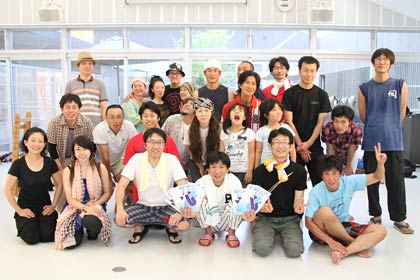  三条青色申告会青年部のメンバーや出演者で記念撮影