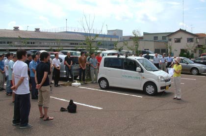 第一中学校区の小中一体校に反対する「小中一体校の問題を考える会」が意向調査実施の周知と会の考えを街宣車で訴える