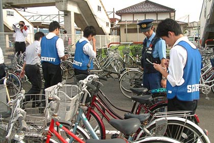 8日、地元高校生が参加して三条駅前で行われた自転車盗難被害防止などの広報啓発活動
