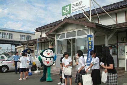猛暑のなかでひかるくん、エコちゃんサンちゃんの着ぐるみも参加