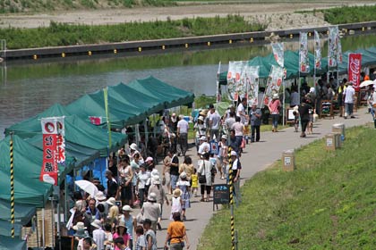 9日、五十嵐川河川敷で開かれた「～三条マルシェ～ごった市＠ホコテン」
