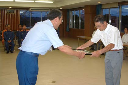 三条市芹山地内での住宅火災で寝たきりの男性を救出した7人に市川三条市消防長から感謝状
