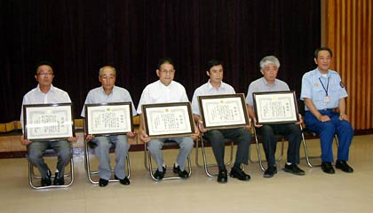 市川消防長と感謝状を受けた人たちで記念撮影