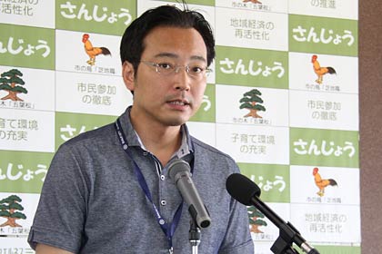 定例記者会見を行う国定三条市長