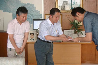 左からナガオカ.リコーの営業の小田さん、長岡社長、国定市長