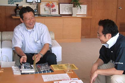 左が三条総合運動公園の指定管理者(株)丸富の柴山社長、右が国定市長