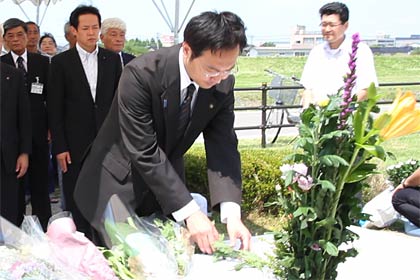 献花する国定市長