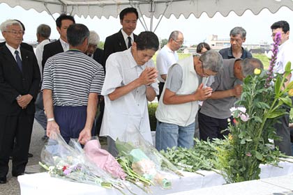 参列した市民も献花