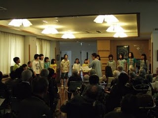 燕市・さわたりの郷でのコンサートの慰問をする三条ジュニア合唱団