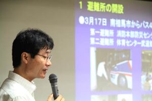 13日開かれた市民と鈴木燕市長との懇談会「市長とのふれあいトーク」で自分で作ったプレゼンテーション資料を使って話す鈴木市長