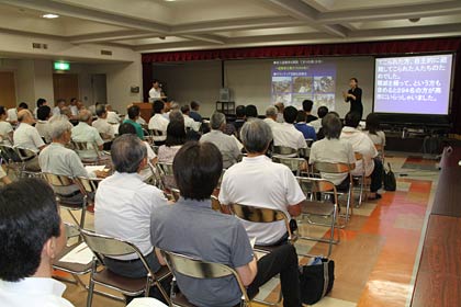 市民約80人が参加して熱気にあふれる会場