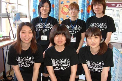 そろいの黒いTシャツで窓口につくJAにいがた南蒲大崎支店の職員