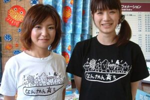 JAにいがた南蒲がPRとスーパークールビズの一石二鳥をねらって製作した、オリジナルキャラクターをデザインしたTシャツ、左は広報担当の吉田さん