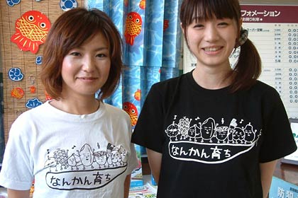 JAにいがた南蒲がPRとスーパークールビズの一石二鳥をねらって製作した、オリジナルキャラクターをデザインしたTシャツ、左は広報担当の吉田さん