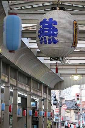 燕地区の大通りや駅前通りにまつりちょうちんが連なり、戸隠神社前には大ちょうちんが下がって飛燕夏まつりの到来を告げる