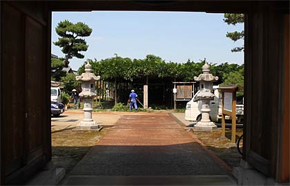 セミ時雨がやかましい炎天下の境内で作業が続いた