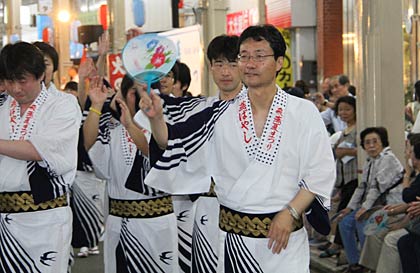 約束通り鈴木市長も燕市役所チームで踊りの輪に加わる