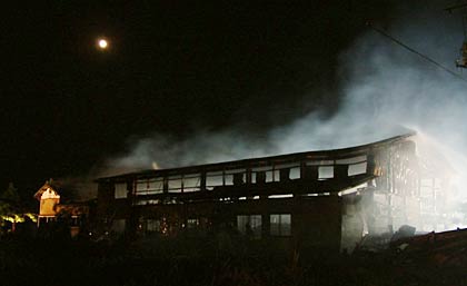 17日夜、西本成寺2地内の火災現場