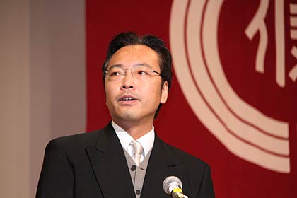 式辞を述べる国定市長