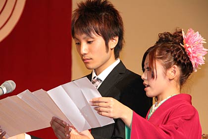 成人のことばを述べる熊倉さん(左)と増井さん(右)