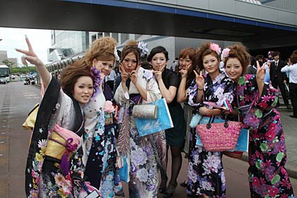 猛暑のなかでも振り袖、浴衣、ドレスととりどり