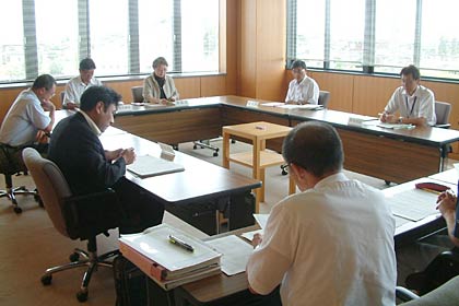 三条市教育委員会が小中一体校の問題を考える会からの公開質問状に対する対応を協議