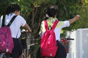 燕市前郷屋付近、焼けるような日差しを避けようと背中にタオルをかけて「美」よりも「涼」の女子高生