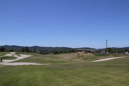 絵に描いたような青空が広がるスノーピーク本社キャンプ場＝三条市中野原＝