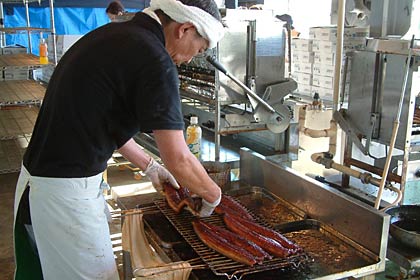 日本一の猛暑のなかでウナギを焼く神田屋鮮魚店