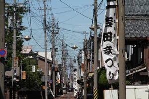 吉田まつりののぼり旗が立ち、夏まつりを告げる