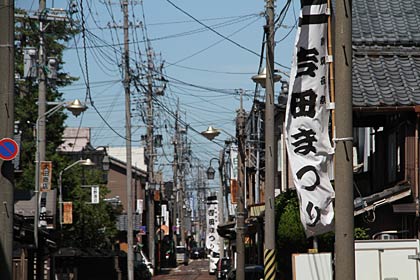 吉田まつりののぼり旗が立ち、夏まつりを告げる